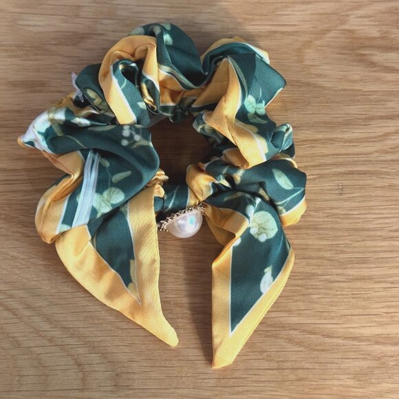 ANTHROPOLOGIE Charmed Hair Scarf Scrunchie, Green/Orange Floral Botanical - Picture 1 of 11